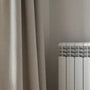 Rideau sur un radiateur : bonne ou mauvaise idée pour votre chauffage ?
