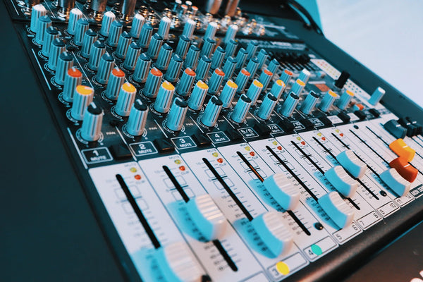 Niveau sonore dB acceptable : quels sont les seuils à respecter chez soi ?
