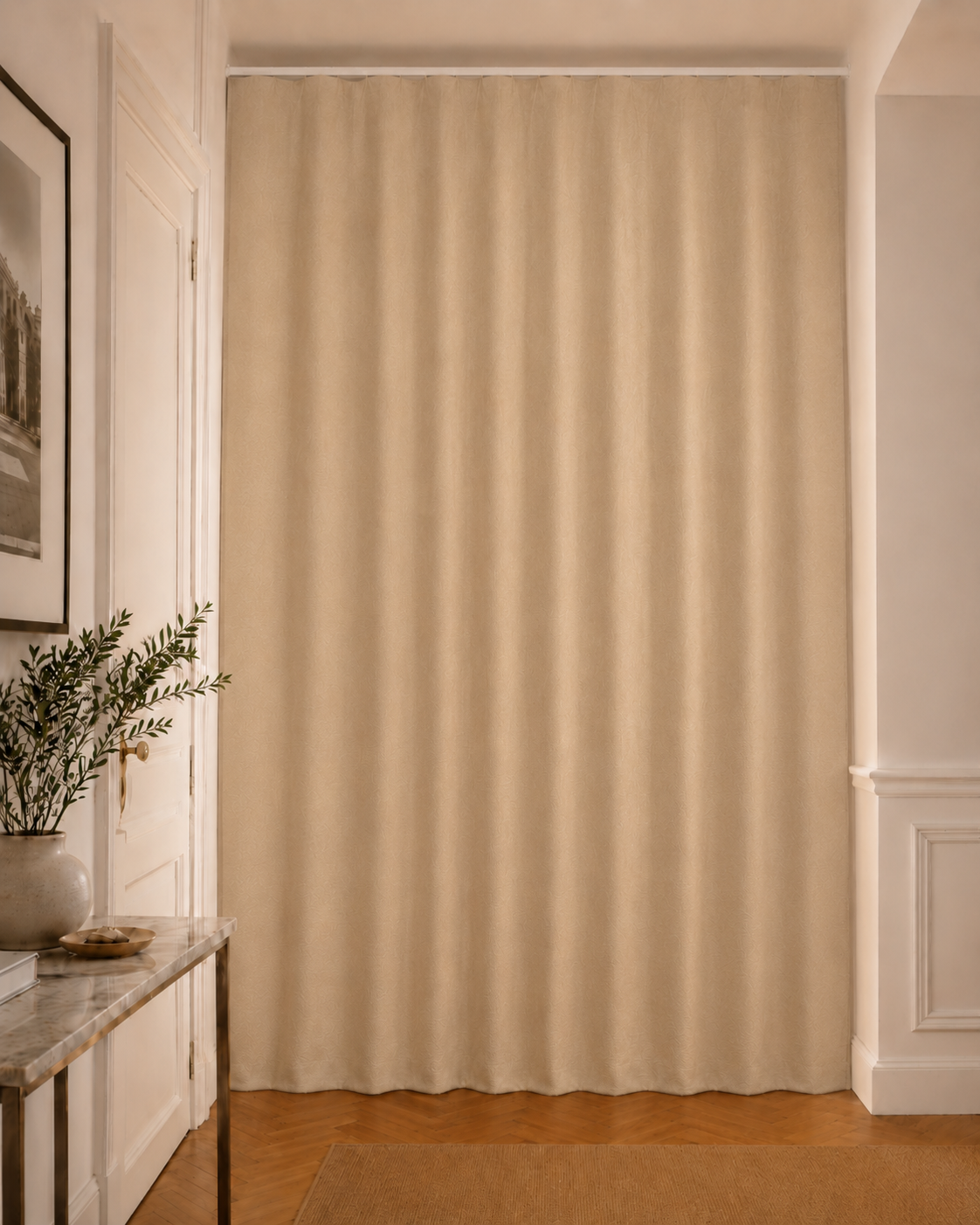 Thermovorhang NOKOMIS beige, vor einem Fenster aufgestellt, von der Decke bis zum Boden