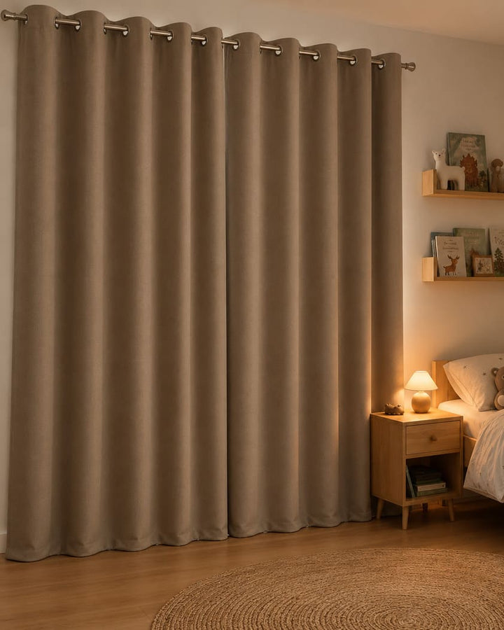 Rideau phonique sur mesure Performance PLUS natté taupe Nokomis à œillets sur tringle, dans une chambre d’enfant