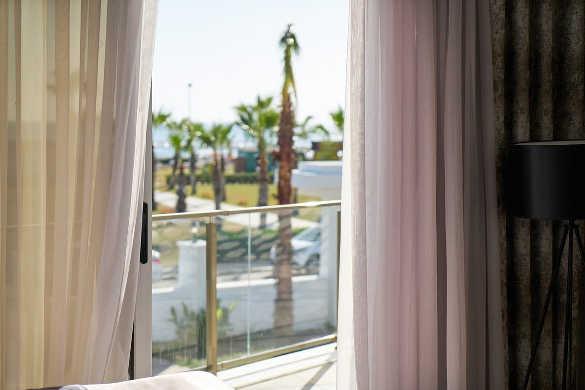 Boost your home's insulation: guide to installing a thermal curtain on your front door - NOKOMIS